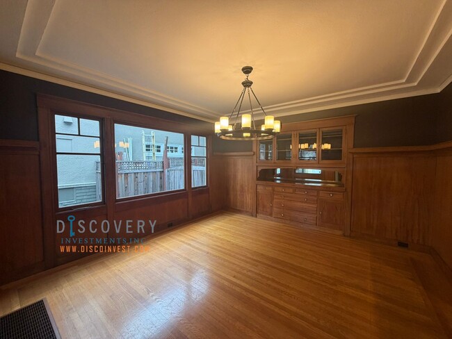 Building Photo - Lakeshore Craftsman with Detached Cottage and Versatile Bonus Rooms