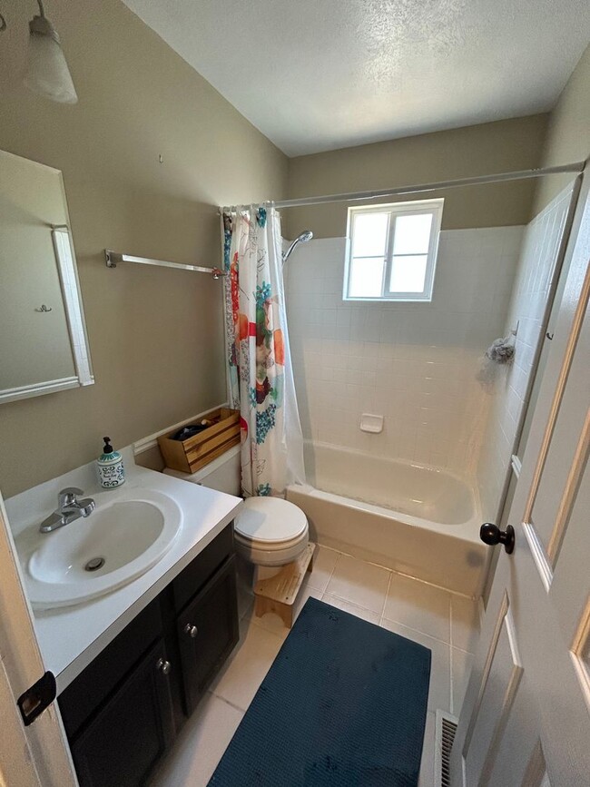 Building Photo - Utilities & Internet Included! 4 Bed 2.5 B...