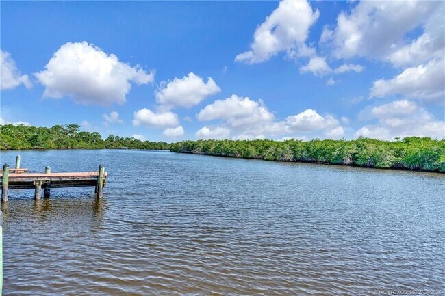 Building Photo - 511 SW South River Dr