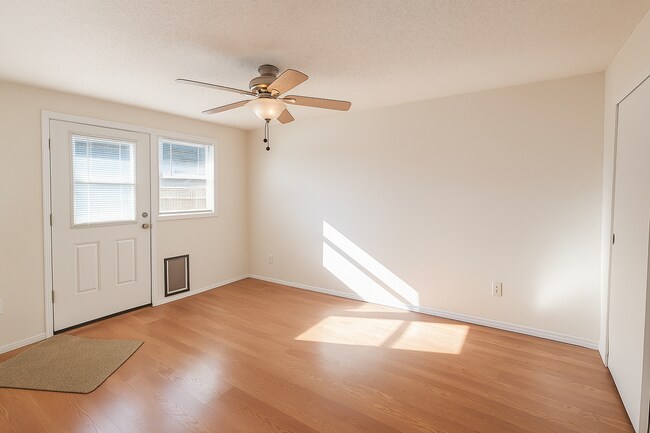 Building Photo - 2 bedroom 1 bath, pet-friendly, duplex uni...