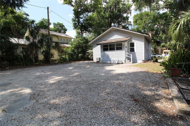 Building Photo - 725 Putnam Ave