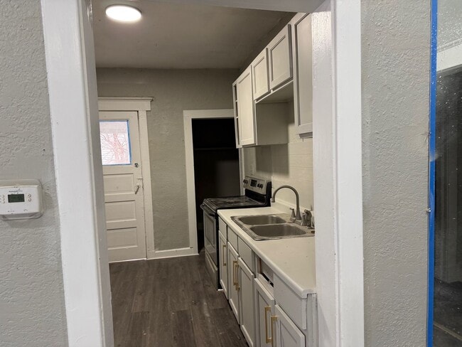 Building Photo - 2 Bedroom House - All electric