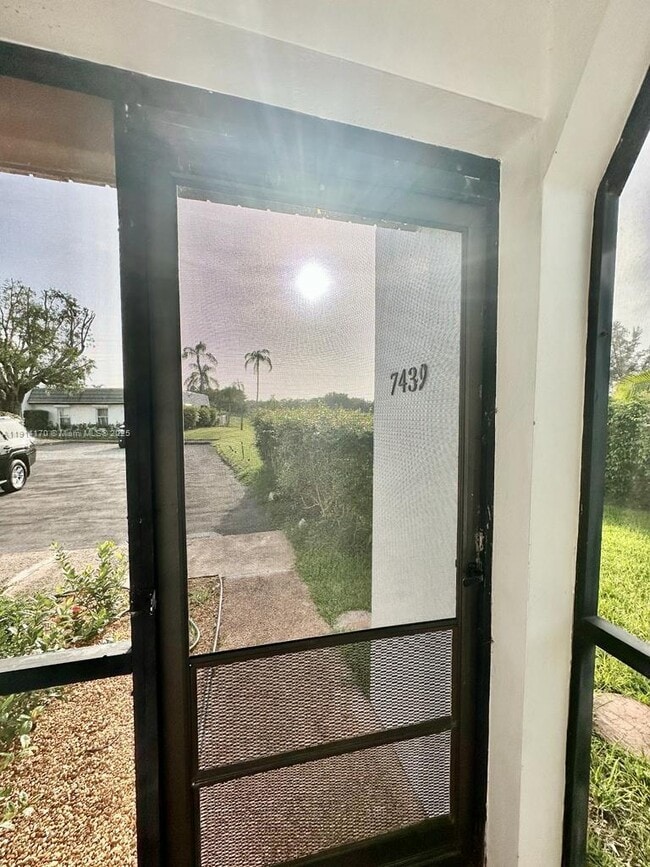 Building Photo - 7439 Twin Sabal Dr