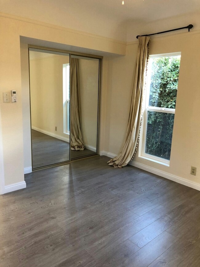 Building Photo - 516-516 N Olive Ave