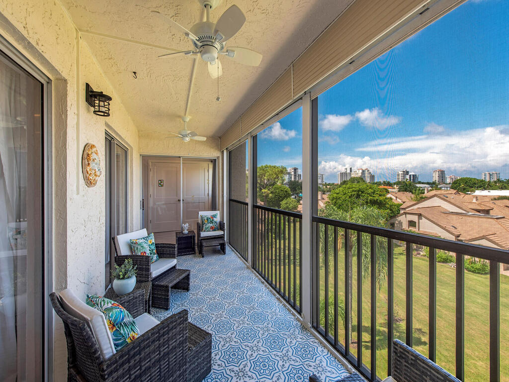 Enjoy beautiful sunsets from top floor lanai - 555 Park Shore Dr