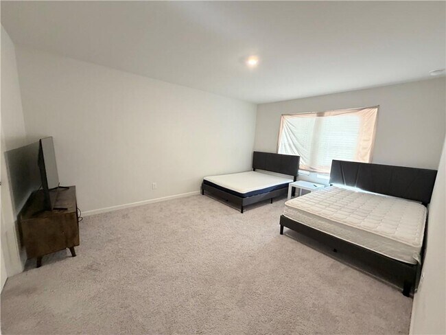 Building Photo - 633 Tudor St