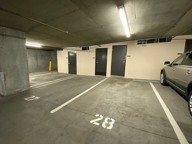 Building Photo - Fantastic 11th Floor Westerly Condo with C...