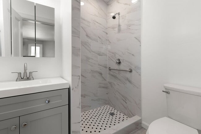 Building Photo - 17 Shirley St