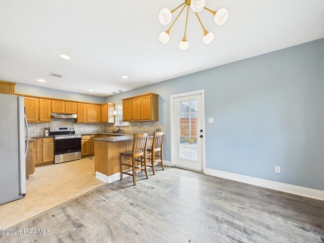 Building Photo - 115 La Rue Vil