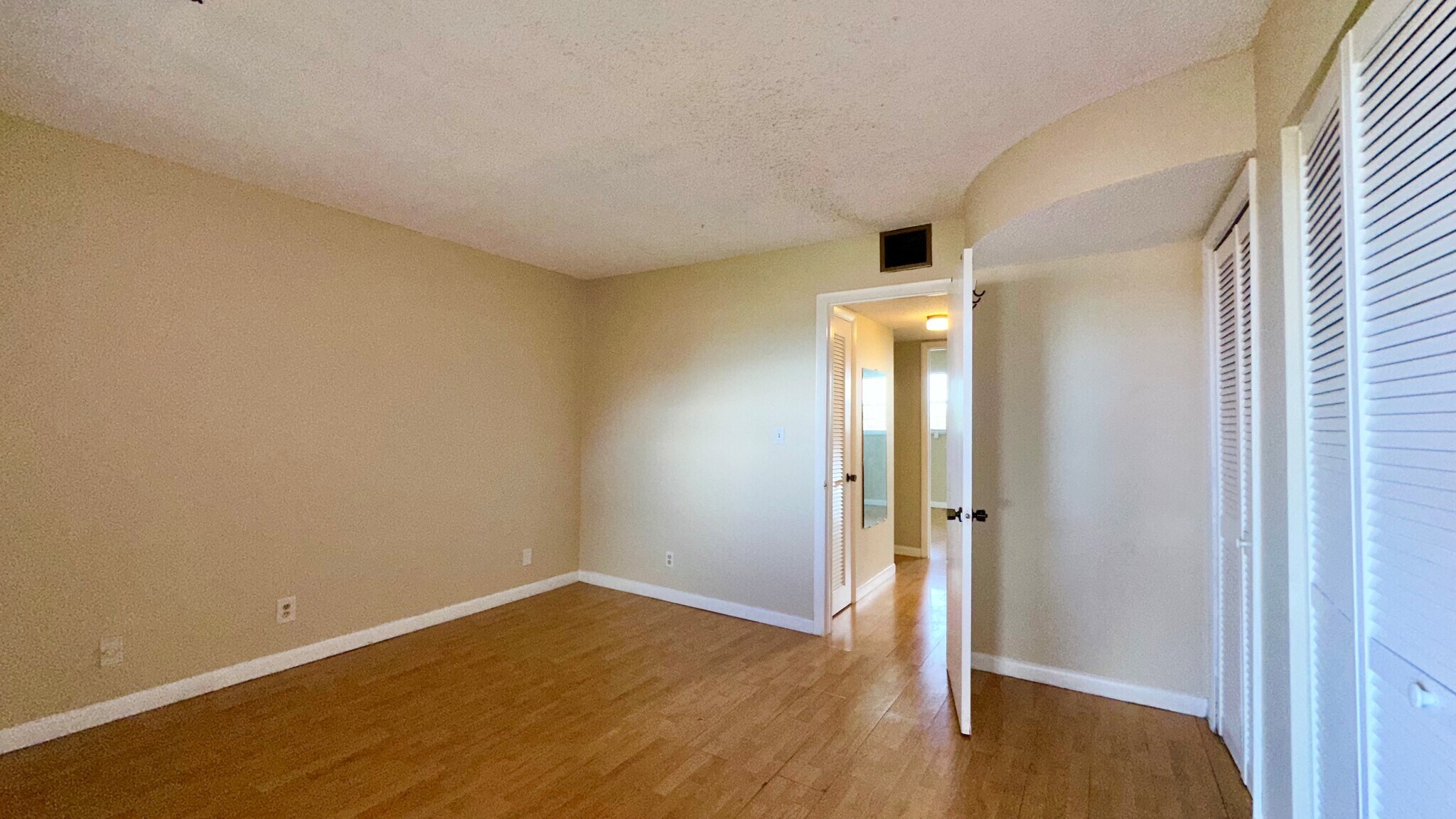 Building Photo - 670 Tennis Club Dr
