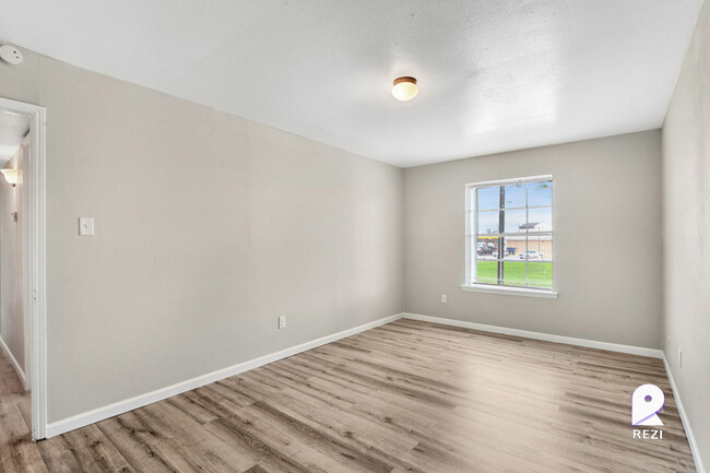 Building Photo - 11810 Algonquin Dr