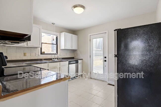 Building Photo - 802 Ramsey St