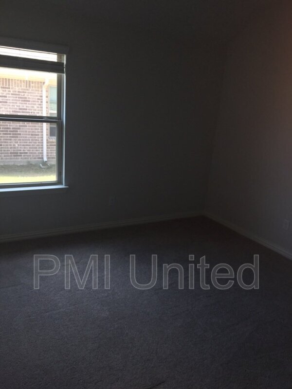 Building Photo - 3005 Cliffview Dr