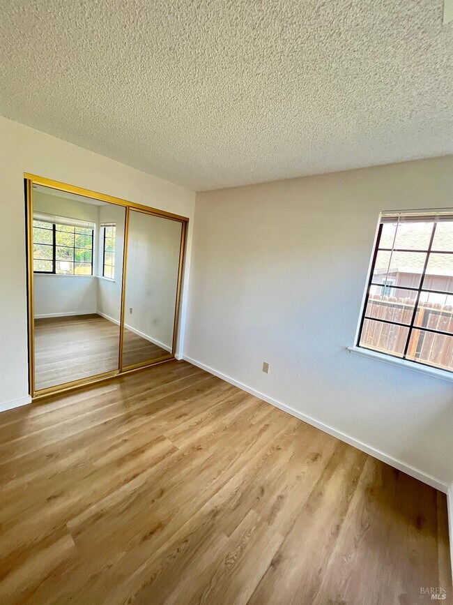 Building Photo - 111 Thresher Dr