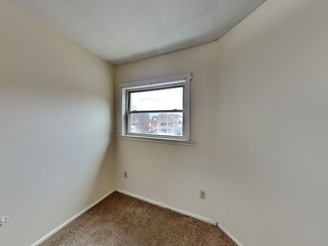 Building Photo - 162 E 12th Ave