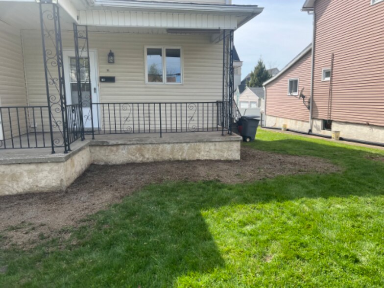 Building Photo - 132 S Apple St