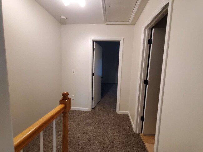 Building Photo - "Charming 2-Bed Townhouse Retreat with Modern Comforts in Hendersonville!"
