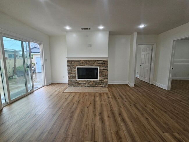 Building Photo - 3-bedroom, 2-bathroom home located in the vibrant city of Long Beach