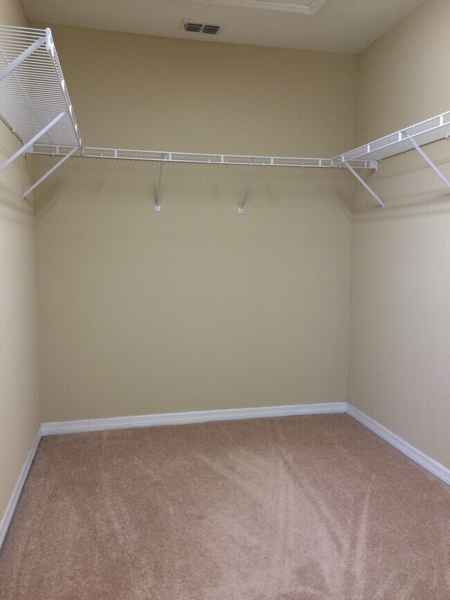 Building Photo - Beautiful 4/5 Bedroom Home in Wyndham Lakes