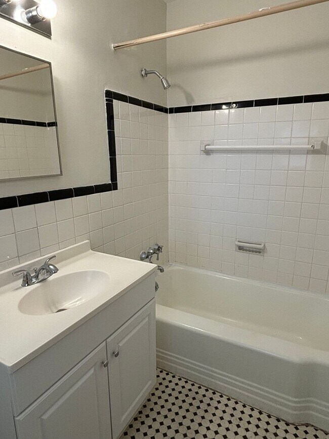 Building Photo - Hamilton Lakes Park Area 3 BR in Grimsley HS District