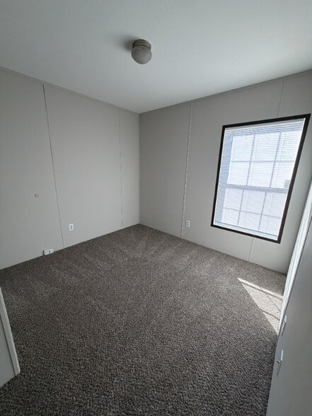 Building Photo - 214 Lakeshore Cir