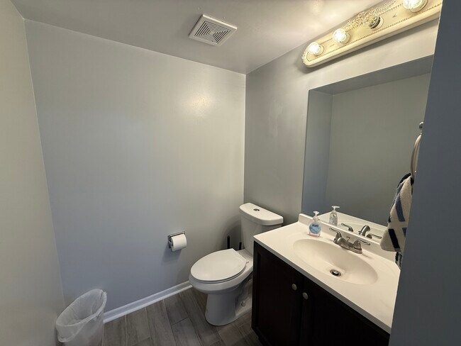 Building Photo - 1172 Hill Crest Dr