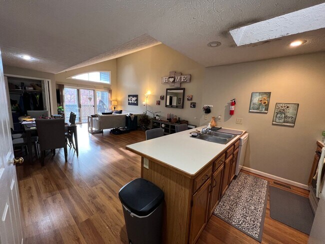 Building Photo - 2 Bedroom, 2 Bath by Mall Available Now!  $1,500 monthly