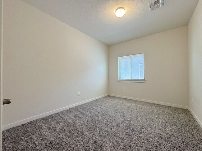 Building Photo - East El Paso 4 bed 2 Bath Refrig A/C!