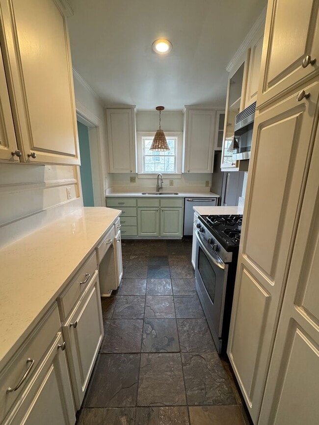 Building Photo - 2912 Woodlawn Dr