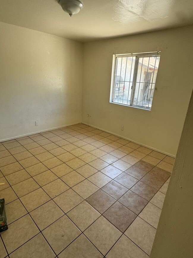Building Photo - Enjoy this 2 bed/1 bath apartment - Bakers...