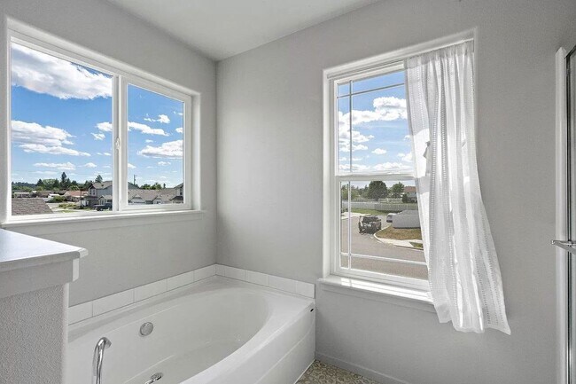 Building Photo - Immaculate Newer Construction w/ Vinyl Fen...