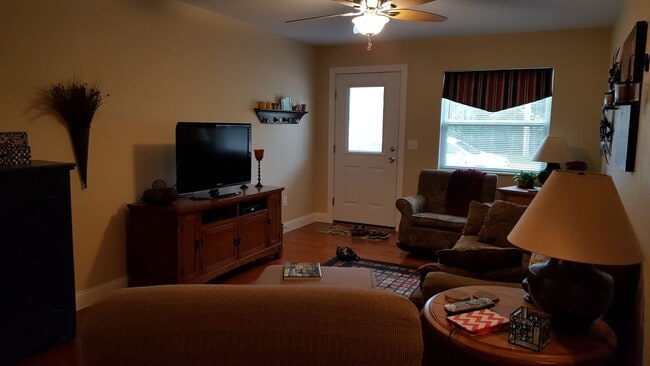 Building Photo - 2 Bedroom Duplex