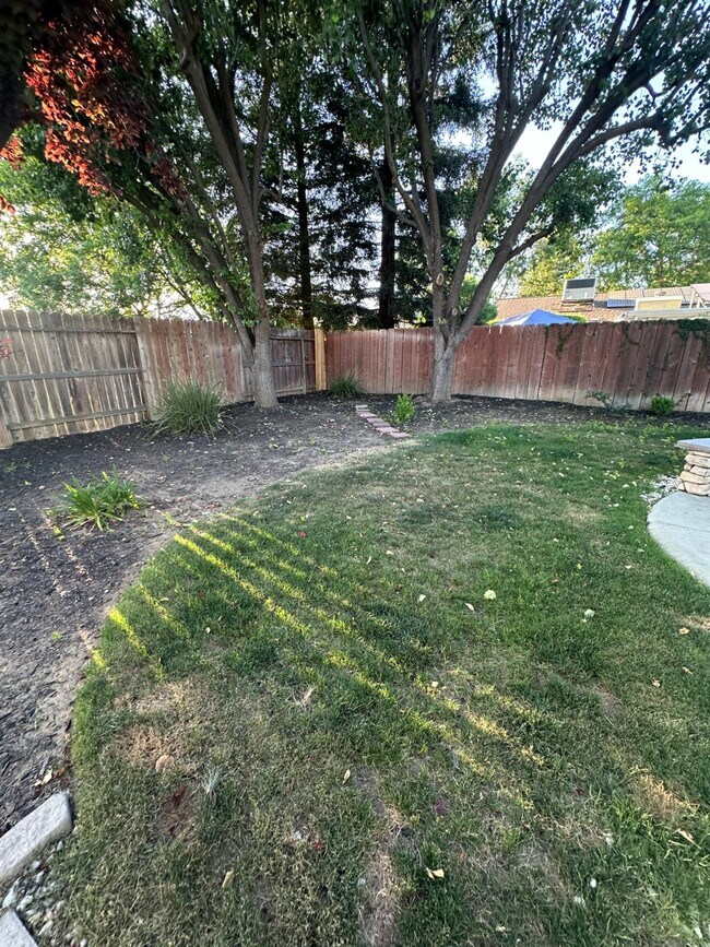Building Photo - 2371 Sample Ave