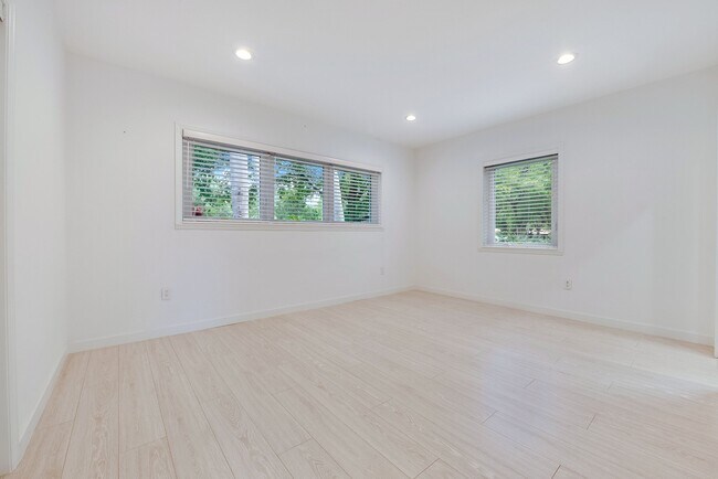 Building Photo - 1524 Zoreta Ave
