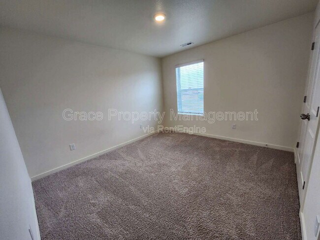 Building Photo - 508 Ledge St