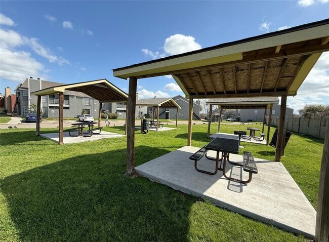 Building Photo - 12500 Sandpiper Dr