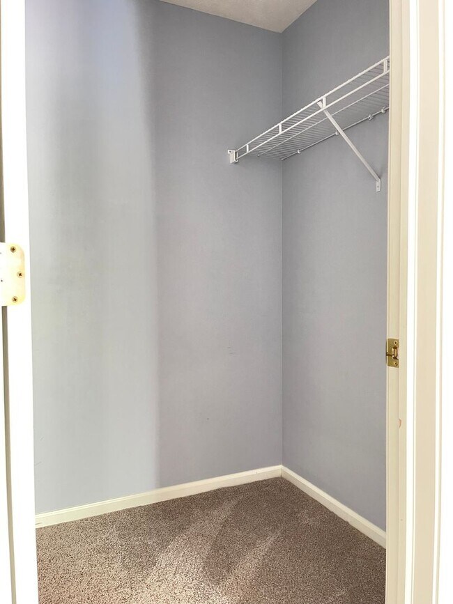 Building Photo - Move-in special. Beautiful 4 bed 2.5 bath 3000+sq ft