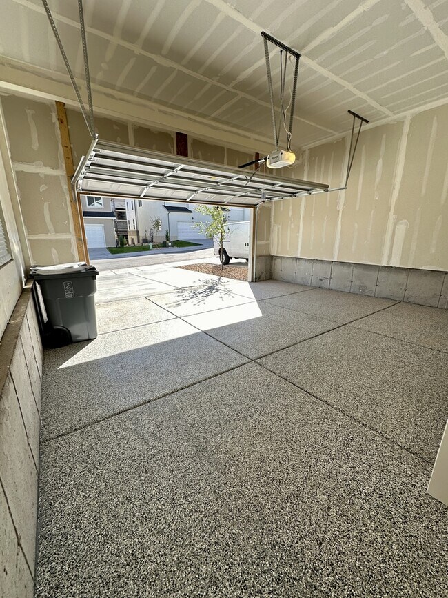 Building Photo - Townhouse in Saratoga Springs