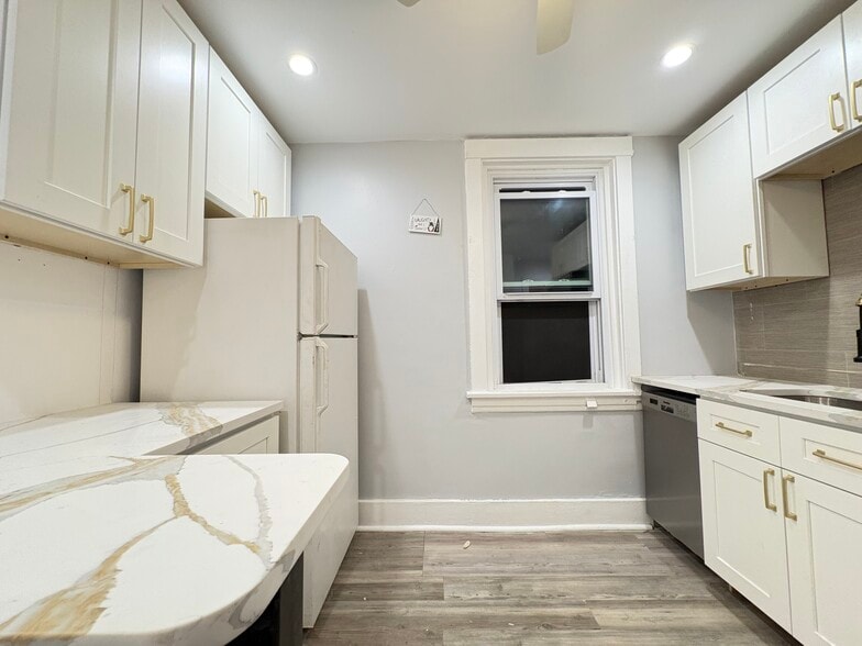 Building Photo - 5836 Phillips Ave