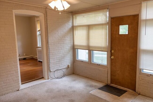 Building Photo - $2,100 | 3 Bedroom, 2 Bathroom House | Pet...