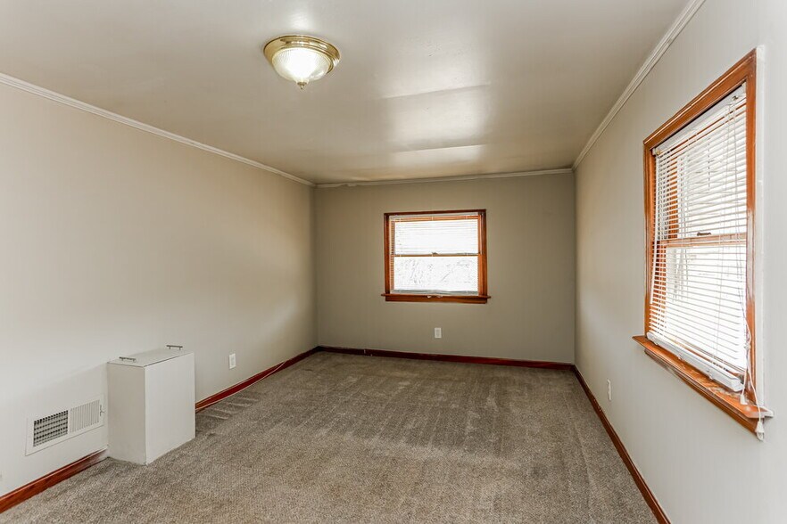 Building Photo - 5299 Sharon St