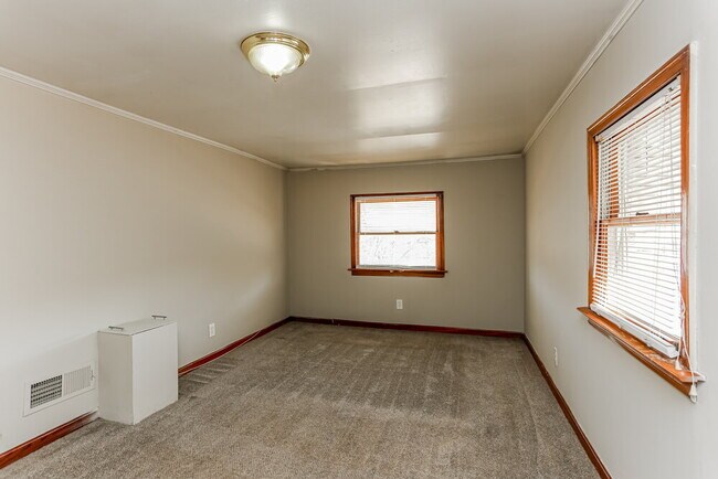 Building Photo - 5299 Sharon St