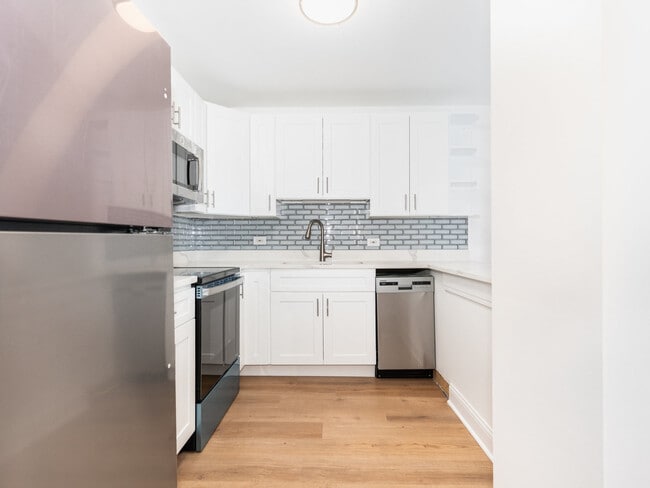 Building Photo - 1540 N La Salle Dr