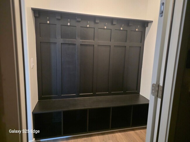 Building Photo - Room for Everything! 5 Bedroom Plus Den Home in Long Valley