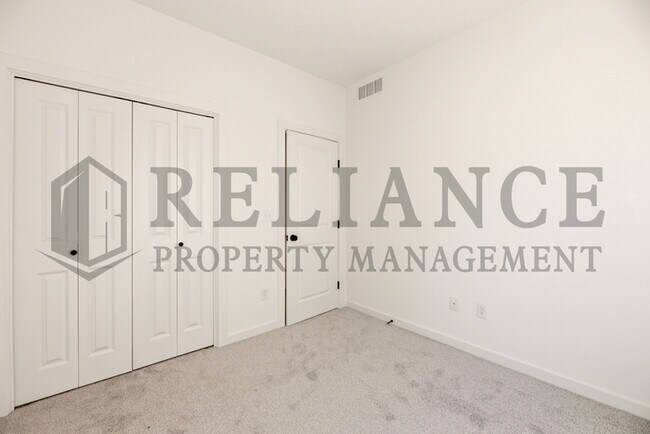 Building Photo - 5243 N Pinecrest Ct