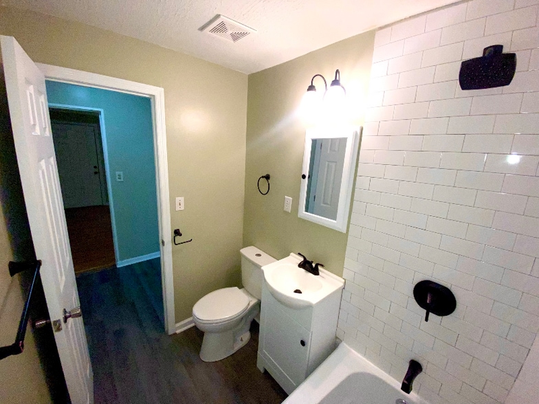 Building Photo - 717 Cornelia Dr