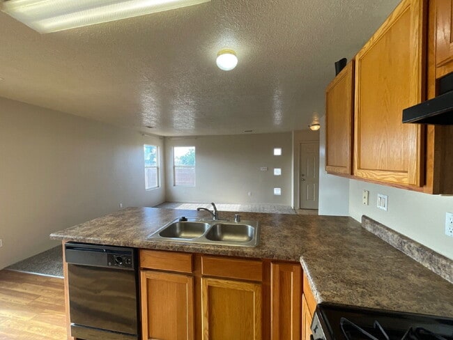 Building Photo - Two story 3 bedroom!