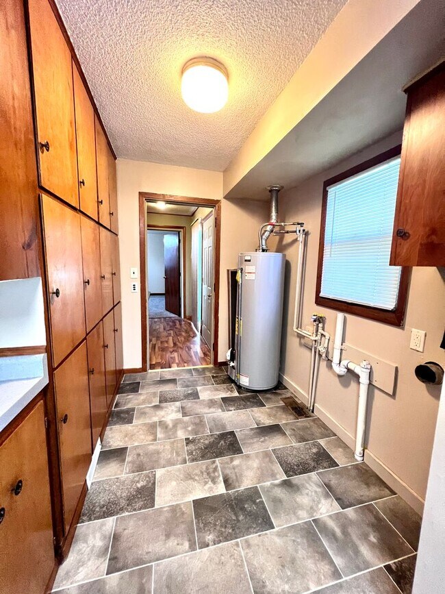 Building Photo - Beautiful 3 bed South Omaha/Hanscom Park Home with Attaced 1 car garage! $1,425!