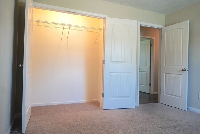 Building Photo - Adorable 3-Bed, 2-Bath Home with 2-Car Garage in Prime Location!