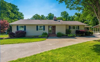 Building Photo - Elegant 4bd/3ba Home with Fenced-in Backyard